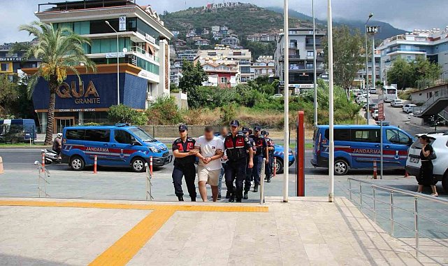 Alanya'da emlak ofisini kurşunlayan 2 şüpheli tutuklandı