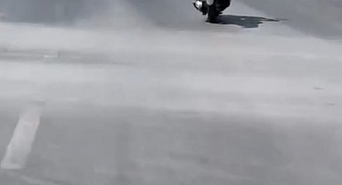 Alanya'da motosikletlinin tehlikeli hareketleri kamerada