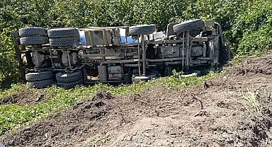 Alaplı'da şarampole uçan beton mikserinin sürücüsü yaralandı