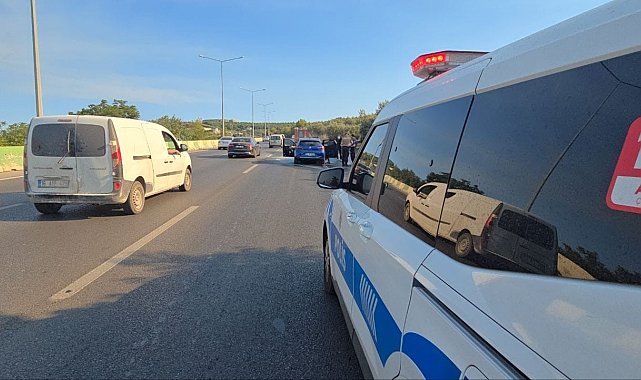 Alev alan otomobil zeytinlik alana sıçramadan söndürüldü