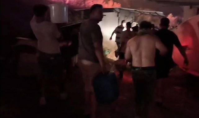 Alevleri söndürmek için kovalarla su taşıdılar