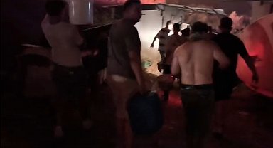 Alevleri söndürmek için kovalarla su taşıdılar
