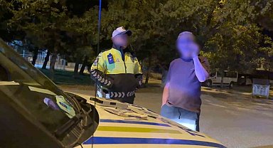 Alkollü sürücü polis otosuna binerken kapıları karıştırdı