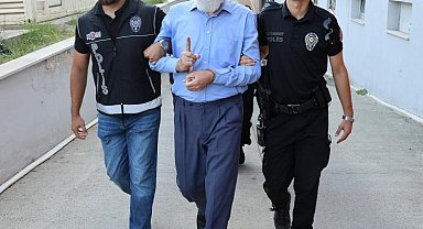 Alparslan Kuytul, kendinden habersiz hareket eden örgüt üyesinin sırtında sopa kırmış