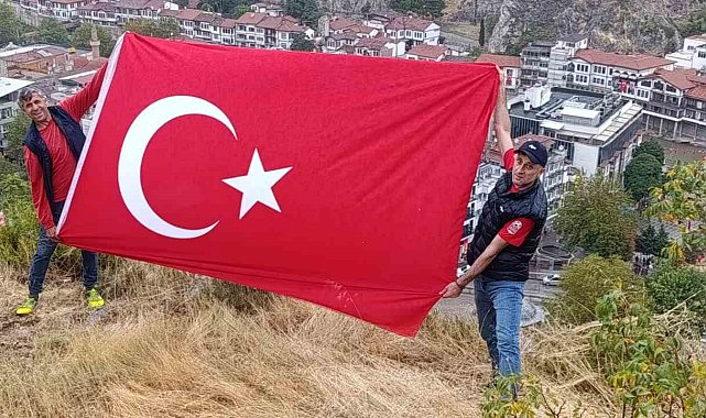 Amasya'da 30 Ağustos coşkusu: İki vatandaş zirvede bayrak açtı