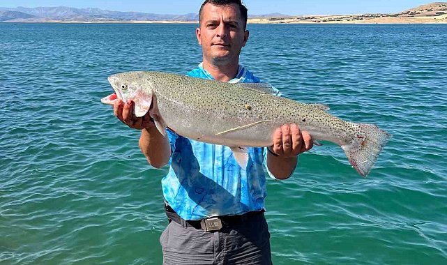 Amatör balıkçı oltayla 5,5 kiloluk alabalık yakaladı