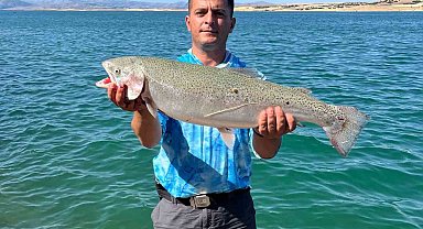 Amatör balıkçı oltayla 5,5 kiloluk alabalık yakaladı