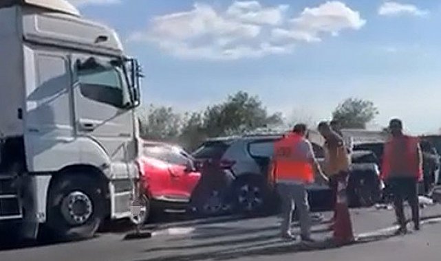 Anadolu Otoyolu'nda 12 araç birbirine girdi: 6 yaralı