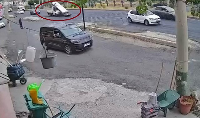 Ani frenle demirlerin kamyonetten yola savrulması kameraya yansıdı
