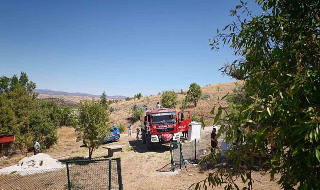 Anız yangını evlerin sınırına ulaşmadan söndürüldü