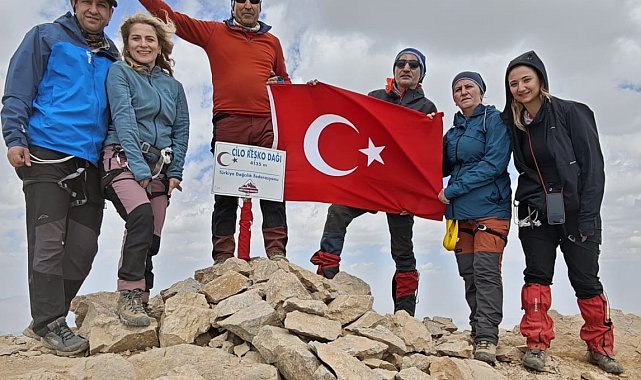 Ankara'dan Hakkâri'ye uzanan zirve macerası: 7 dağcı Reşko'yu aştı