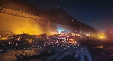 Antalya Balıkçı Barınağı'nda yangın: 20'den fazla tekne küle döndü