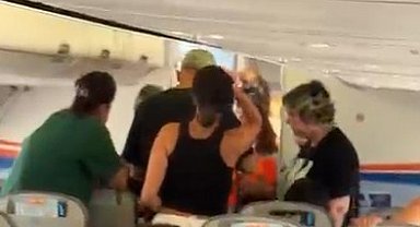 Antalya Havalimanı'nda yolcular uçakta saatlerce bekledi, bagaj krizi yaşadı