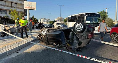 Antalya'da refüje çarpan otomobilin takla atma anı kamerada: 2 yaralı