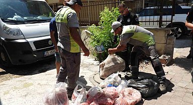 Antalya'da son kullanma tarihi bulunmayan ve süresi geçmiş 152 kilo et ile 20 bidon turşuya el konuldu