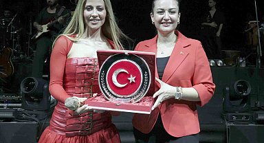 Antalyalılar 30 Ağustos'ta Derya Uluğ ile coştu