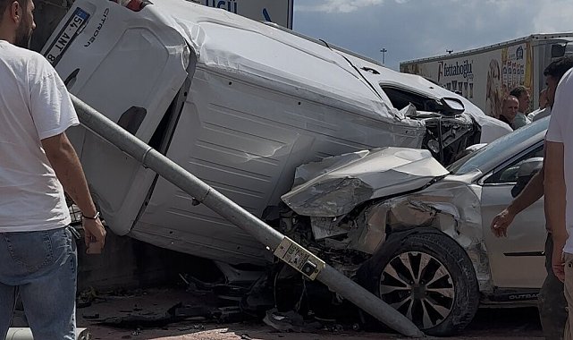 Araçlar birbirine girdi: Yan yatan panelvan, duvar ile SUV arasında kaldı