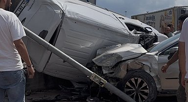 Araçlar birbirine girdi: Yan yatan panelvan, duvar ile SUV arasında kaldı