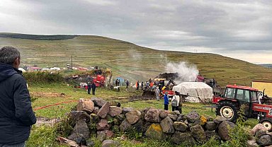 Ardahan'da çıkan yangında ahır, samanlık ve ambar küle döndü