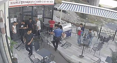 Arnavutköy'de komedi filmlerini aratmayan kavga: Polis ayırdı, onlar cami avlusundan devam etti