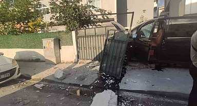 Arnavutköy'de kontrolden çıkan VIP minibüs binanın bahçesine daldı