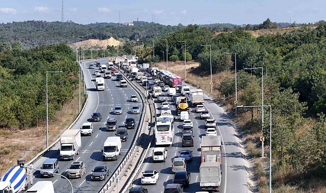 Arnavutköy'de yol çalışması trafiği kilitledi: Kilometrelerce araç kuyruğu oluştu