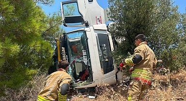 Arsuz'da devrilen kamyonun sürücüsü yaralandı