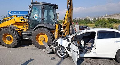 Arsuz'da kepçeyle çarpışan otomobil hurdaya döndü: 2 yaralı