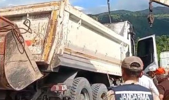 Asfalt yüklü kamyon devrildi: Ardahan-Posof karayolunu kısa süreliğine ulaşıma kapatıldı