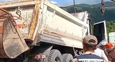 Asfalt yüklü kamyon devrildi: Ardahan-Posof karayolunu kısa süreliğine ulaşıma kapatıldı
