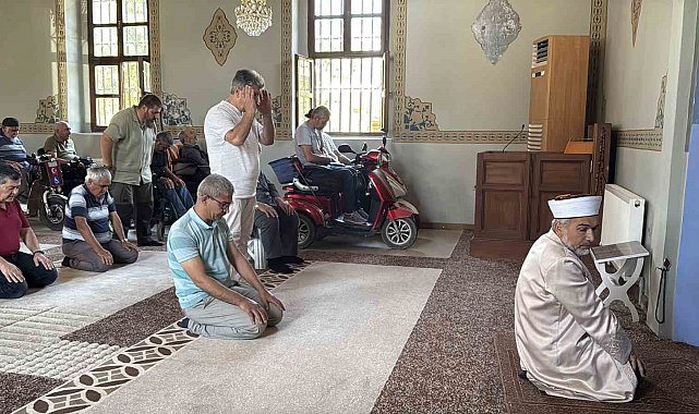 Asırlık cami 17 yıldır ibadetin önündeki "engelleri" kaldırıyor