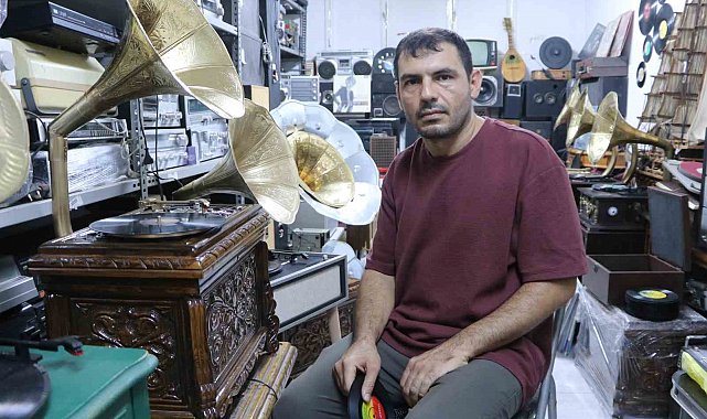 Asırlık gramofonları hayata döndürerek tarihin sesini yaşatıyor