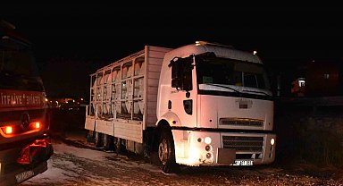 Asit sızdıran kamyon için ekipler seferber oldu: 2 yaralı