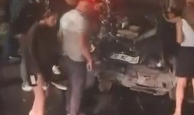 Astsubayları taşıyan otomobil bariyerlere çarptı: 3 yaralı