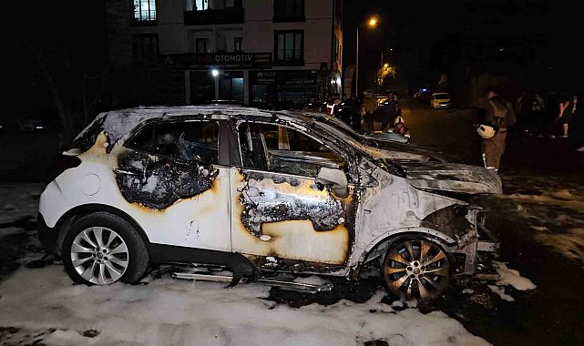 Avcılar'da 3 otomobil alevlere teslim oldu: Kundaklama şüphesi üzerinde duruluyor