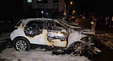Avcılar'da 3 otomobil alevlere teslim oldu: Kundaklama şüphesi üzerinde duruluyor