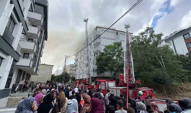 Avcılar'da bitişik 2 binada korkutan çatı yangını