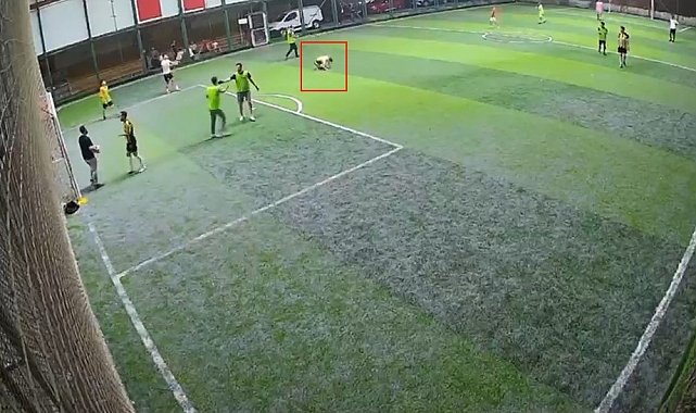 Avcılar'da halı sahada fenalaşan genç hayatını kaybetti
