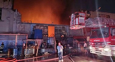 Ayakkabı tabanı üreten fabrika alevlere teslim oldu
