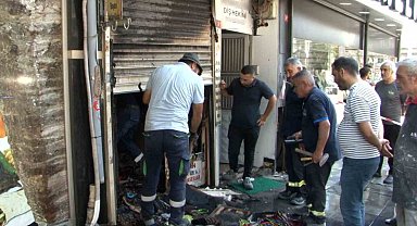 Ayakkabıcı dükkanında çıkan yangında binada mahsur kalanlar çatıya sığındı