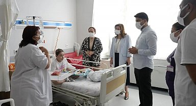 Aydın'da tedavi gören minik hastalara moral oldular
