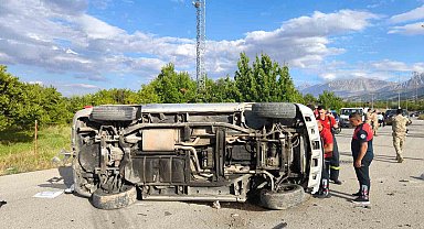 Aydınlatma direğine çarpan otomobil yan yattı