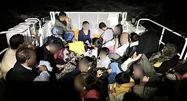Ayvacık açıklarında 15'i çocuk toplam 32 kaçak göçmen yakalandı