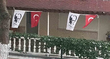 Ayvalık-Sarımsaklı'da Atatürk ve Cumhuriyet sevgisi sokağa taşıyor