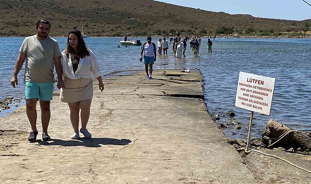 Ayvalık'ta binlerce turistin denize yürüyerek geçtiği boğazda can güvenliği yok
