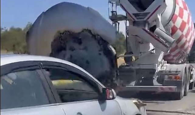 Ayvalık'ta seyir halinde alevler içinde kalan otomobilin imdadına beton mikseri yetişti