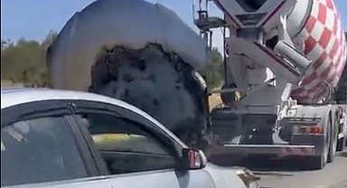 Ayvalık'ta seyir halinde alevler içinde kalan otomobilin imdadına beton mikseri yetişti