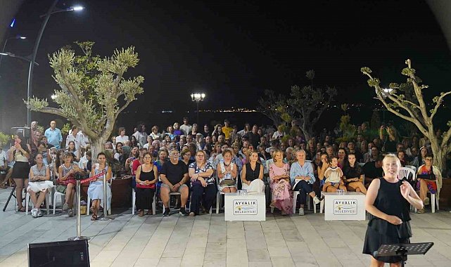 Ayvalık'ta tarihi Gümrük Meydanı sanatseverlerin buluşma noktası oldu