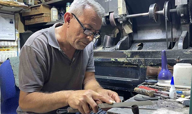 Babasından miras kalan ayakkabı tamirciliğini 43 yıldır yaşatıyor