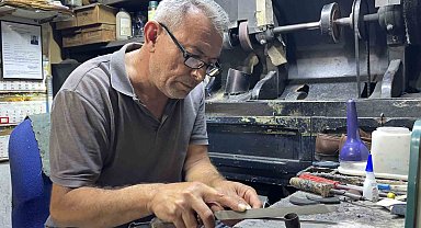 Babasından miras kalan ayakkabı tamirciliğini 43 yıldır yaşatıyor